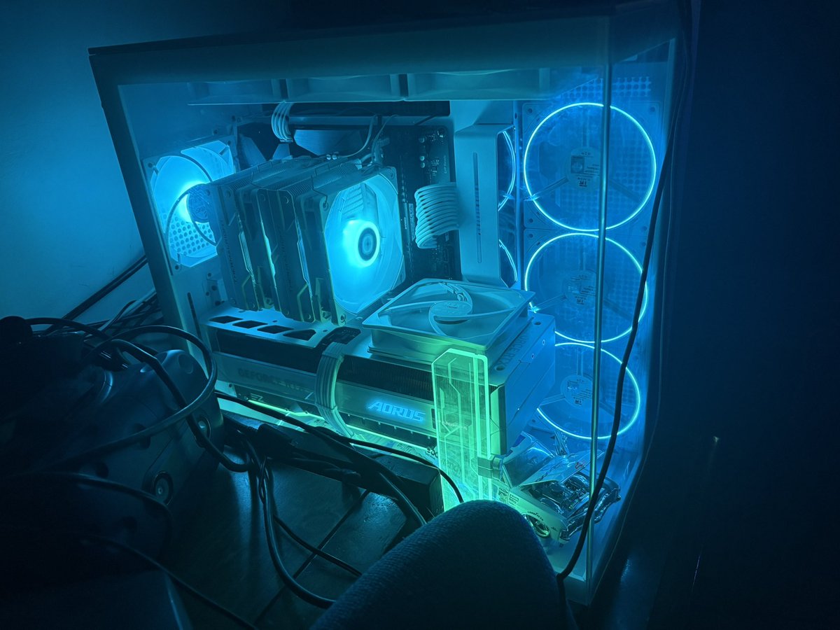 Fremps18's tweet photo. @iamkylehansen Not the cleanest, but not the dirtiest.

PC specs:
CPU: R7 5800x (Under load - 90c)
GPU: RTX 5080 (Under load - 54c)
RAM: 32GB DDR4 3200
STORAGE: 1TB 980 Pro + 2TB 990 EVO
MOBO: B550 AORUS AX V2

Main monitor is 1440p 240hz from AOC
Other two are mismatched Dell 1080p 60hz https://t.co/jaSFzjJmAa