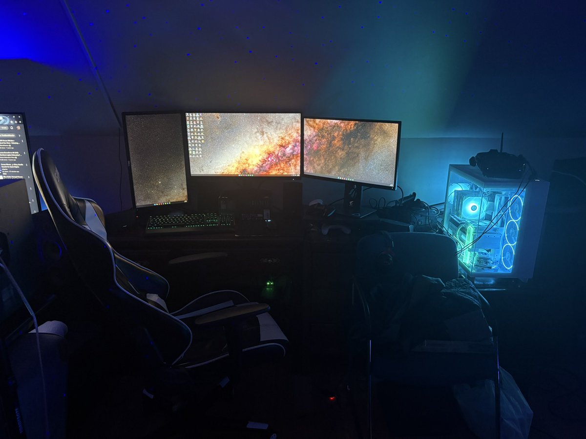 Fremps18's tweet photo. @iamkylehansen Not the cleanest, but not the dirtiest.

PC specs:
CPU: R7 5800x (Under load - 90c)
GPU: RTX 5080 (Under load - 54c)
RAM: 32GB DDR4 3200
STORAGE: 1TB 980 Pro + 2TB 990 EVO
MOBO: B550 AORUS AX V2

Main monitor is 1440p 240hz from AOC
Other two are mismatched Dell 1080p 60hz https://t.co/jaSFzjJmAa