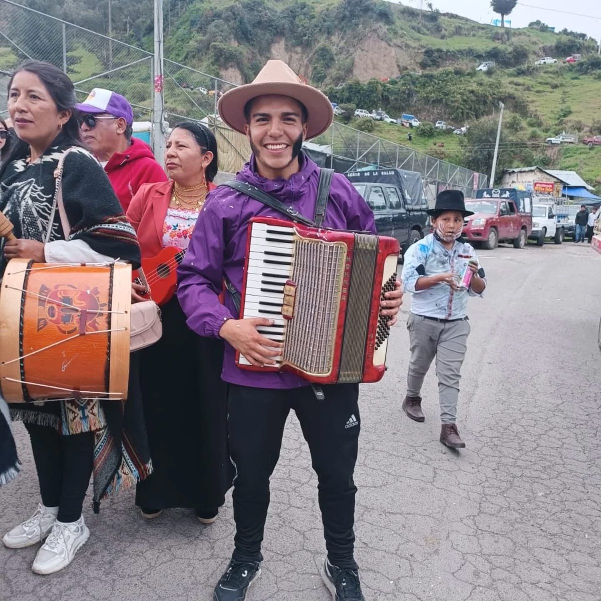 EmilioPozoOk's tweet photo. Estamos a puertas del mejor carnaval del país, como Guarandeño de corazón realizó la invitación, para que puedan vivir de esta fiesta mayor. 🎭🎊🥁
En el feriado visiten Guaranda 🇳🇱🇪🇨🫵
Familia Pozo. 

#Guaranda #carnaval2026 #Ecuador https://t.co/2b6CcUoUZe