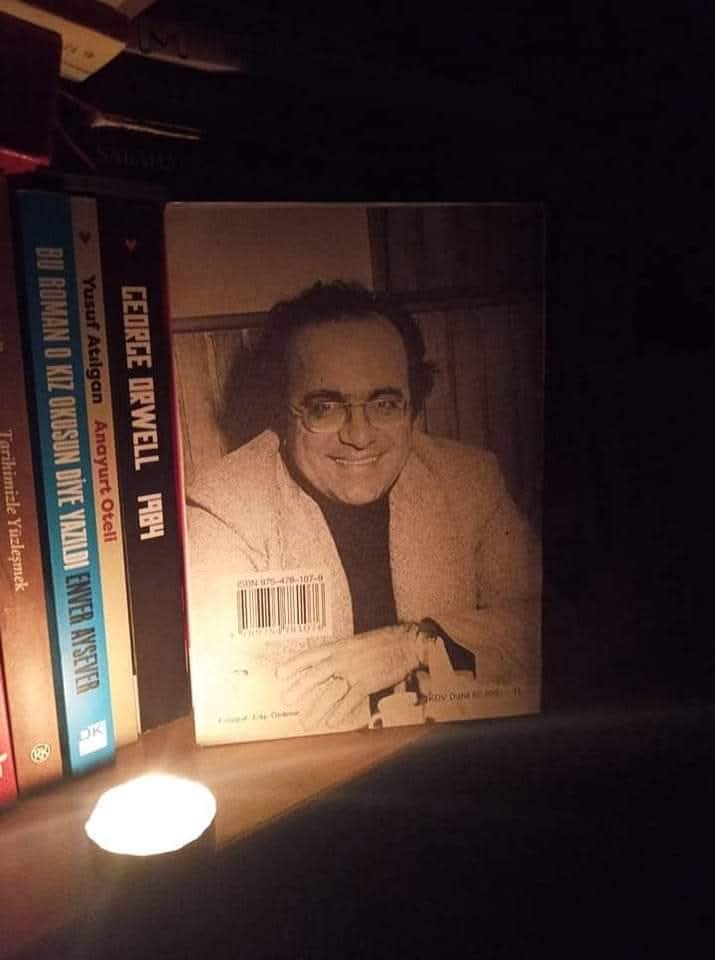Aydınlığa giden yolda elinden geleni ardına koymayan gazeteci ve yazar Uğur Mumcu, 24 Ocak 1993’te bir suikaste kurban gitti. Işıklar içinde uyu güzel adam, uğurlar olsun.
#UgurMumcu