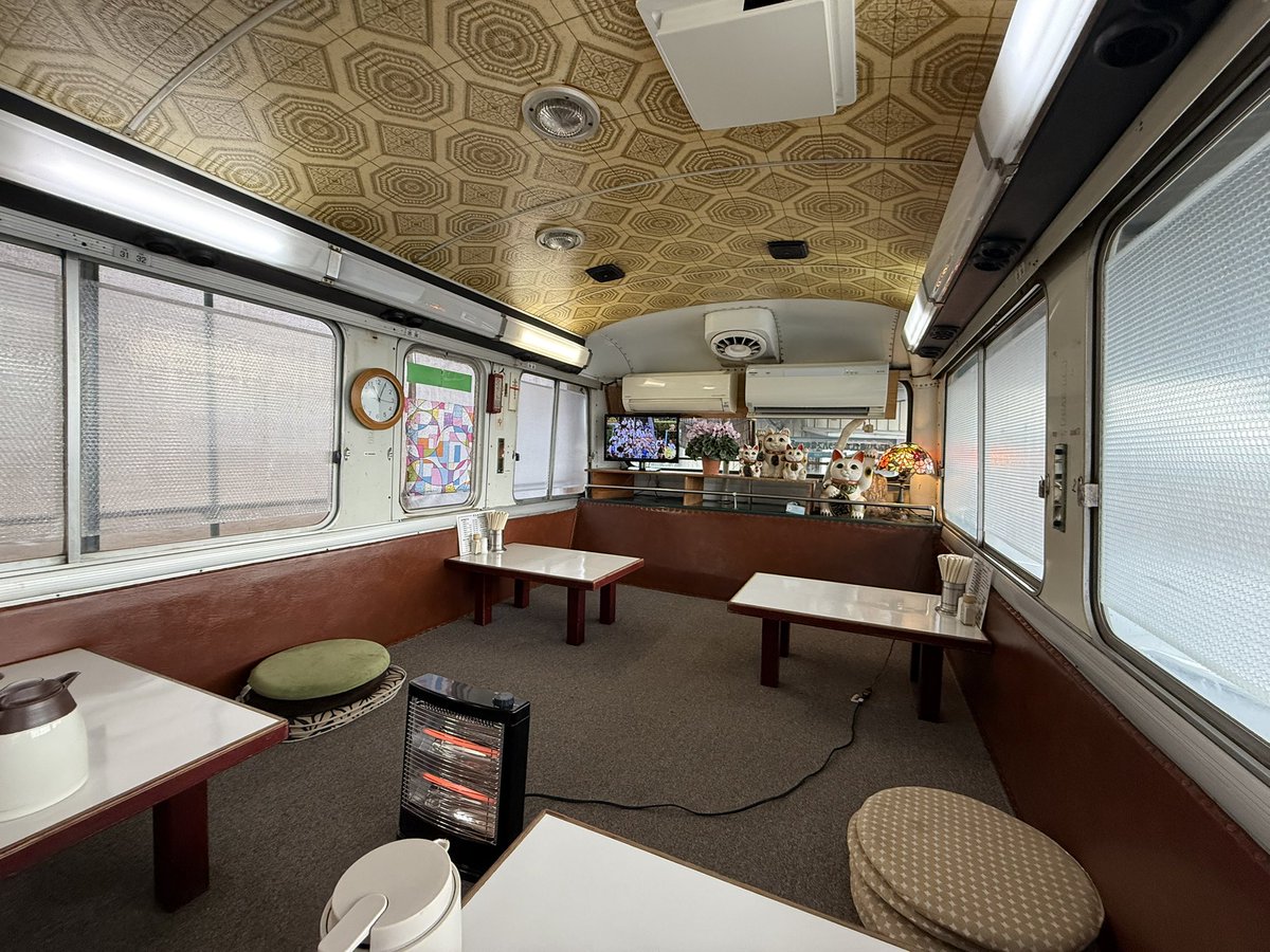 seigetu_burari's tweet image. 中華そば朝日軒。古いバスの内装を改装してラーメン屋として営業されている。ずぶ濡れの格好の私にドライヤーなどをご用意いただくなどのお気遣い痛み入ります