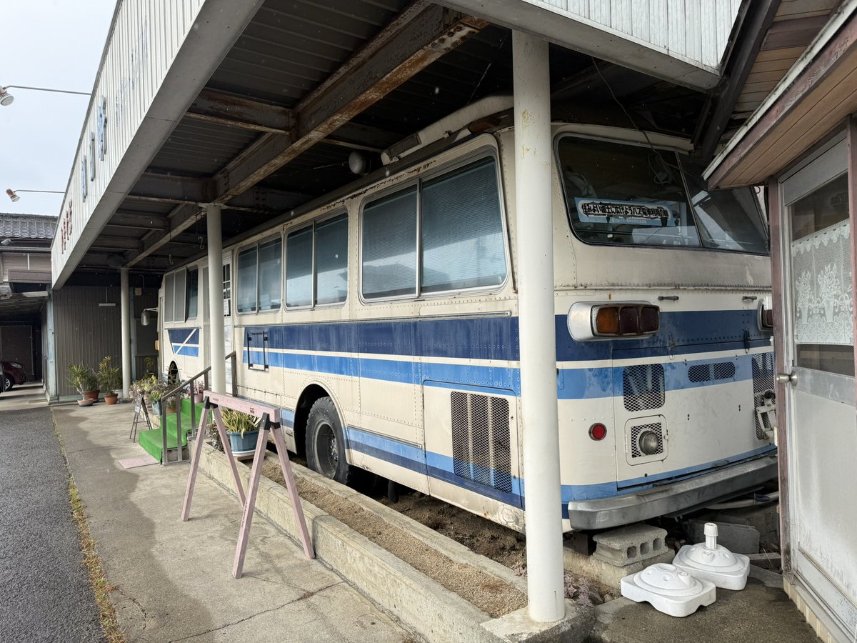 seigetu_burari's tweet image. 中華そば朝日軒。古いバスの内装を改装してラーメン屋として営業されている。ずぶ濡れの格好の私にドライヤーなどをご用意いただくなどのお気遣い痛み入ります