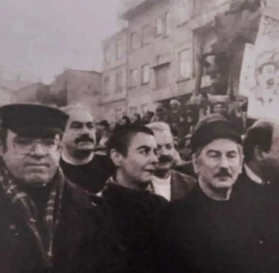 KaanEminoglu's tweet photo. Uğur Mumcu, Fatma Girik, İlhan Selçuk Büyük Madenci Yürüyüşü’nde Zonguldaklı işçilerle kol kola yürüyor. https://t.co/33XMRl4rG7