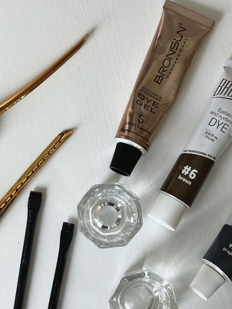 MakeupTrendzs's tweet photo. Natural Brows

Full, natural brows continue to trend as makeup styles move toward enhancing natural features rather than reshaping them dramatically.

#natural #brows #makeuptrends https://t.co/eJ0CsaGkjv