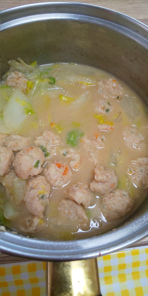 寒いので、今日のお昼は鶏団子鍋です。