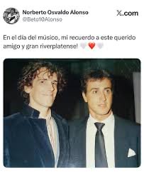 Su anillo lo inmuniza en los peligros, pero no lo protege de la tristeza, surcando la galaxia del hombre, ahí va el capitán Beto, el errante