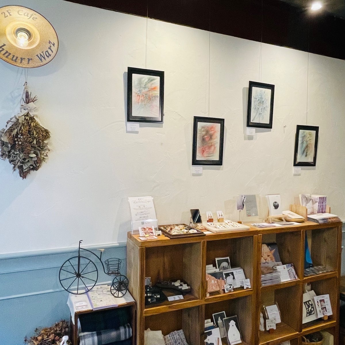 SchnurrWarz's tweet image. 陽射しが嬉しい散策日和☀️西荻めぐりのホッと寄り道カフェにシュヌルバルツはいかがでしょう

寒い日には『ふんわりシフォンケーキ』『チョコ抹茶のマフィン』オススメです◎

本日も13:00〜19:30
西荻窪駅北口から歩いて1〜2分の白い小さなカフェでお待ちしてます。ぜひ
▷壁面ギャラリー2人展開催中