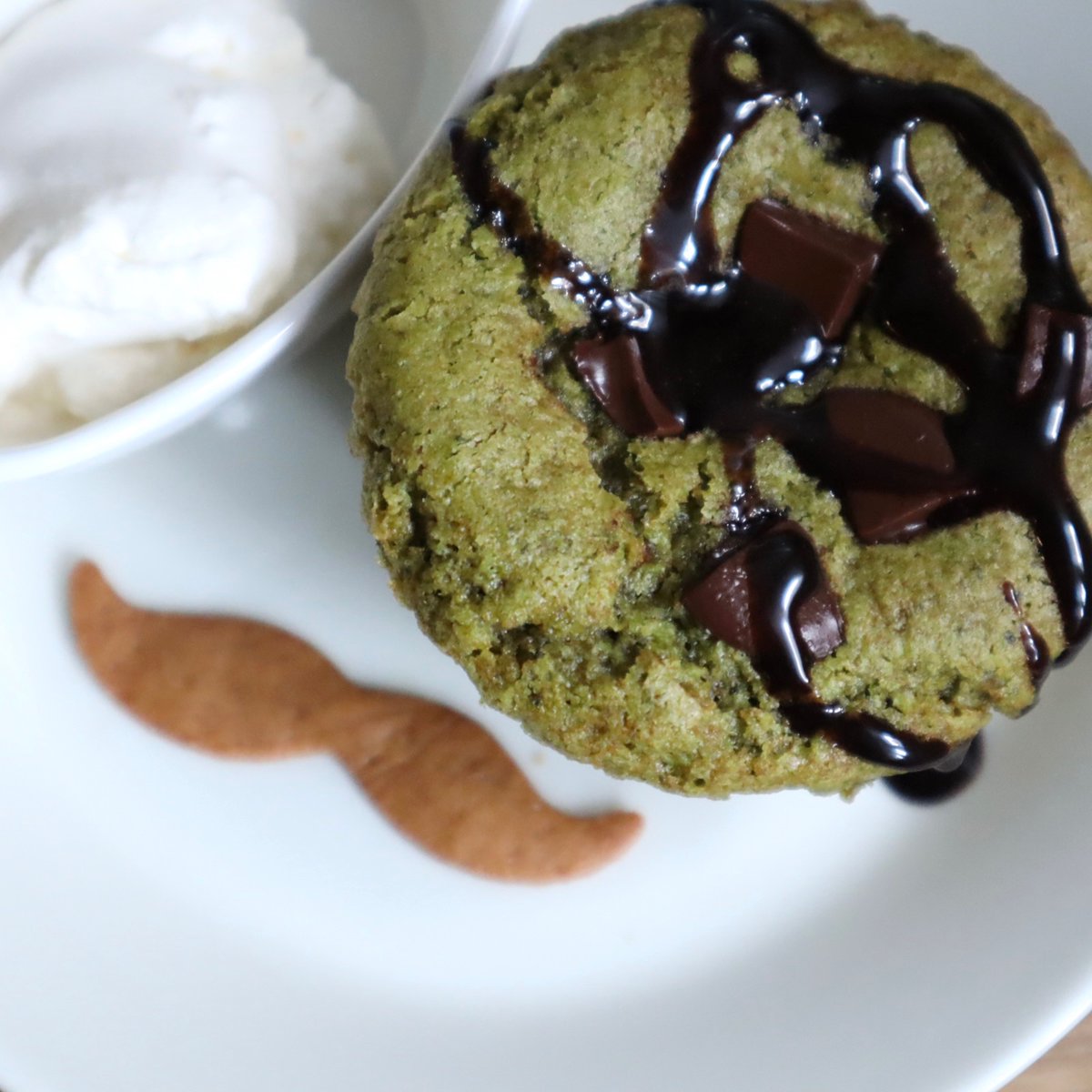 SchnurrWarz's tweet image. 陽射しが嬉しい散策日和☀️西荻めぐりのホッと寄り道カフェにシュヌルバルツはいかがでしょう

寒い日には『ふんわりシフォンケーキ』『チョコ抹茶のマフィン』オススメです◎

本日も13:00〜19:30
西荻窪駅北口から歩いて1〜2分の白い小さなカフェでお待ちしてます。ぜひ
▷壁面ギャラリー2人展開催中