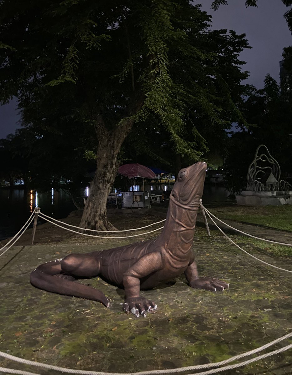 Graziataemin21's tweet image. ชีมีรูปปั้นจริงๆ แต่ไฮไลท์ตรงสะพานเล็กๆเชื่อมไปตรงกลางจะมี 3-4 ตัวนอนให้นททถ่ายเลย แบบพี่ดารามาก มีตัวนึงปากแดงสุดไรสุด นอกจากเหี้ยก็ยังมีน้องแมวด้วย ใครไปสวนลุมคือเติมแมวได้ฉ่ำปอด ไม่รู้มีกี่ตัวแต่แมวไม่กลัวคนแถมคนแวะให้เปียกกะหนมฉ่ำ สะอาดขนนุ่ม ที่นี่แมวส้มตัวเมียเจอเยอะมาก