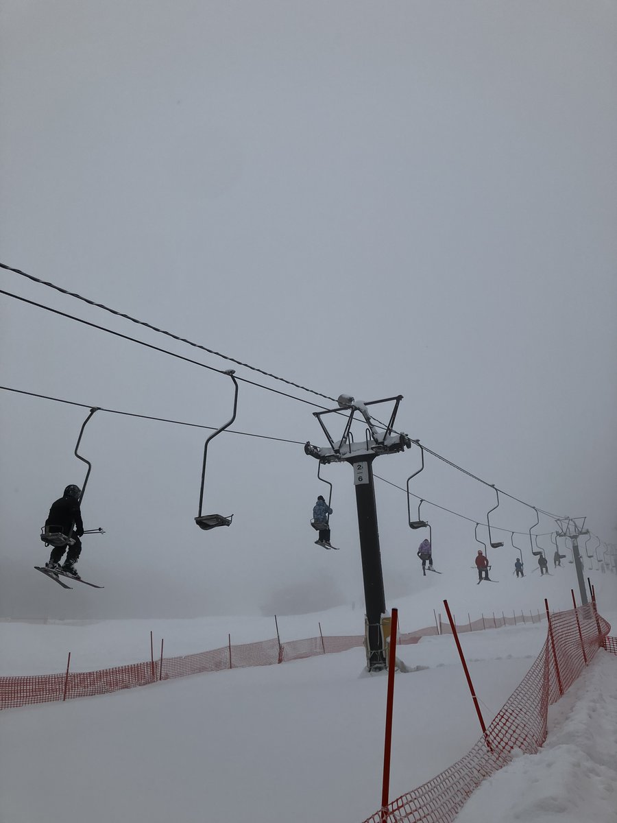 iouzen_ski's tweet photo. 【金沢市営医王山スキー場　ゲレンデ情報】

2026年1月24日（土）14：00現在

積雪　80㎝
雪質　粉雪
天候　雪
気温　1℃
滑走可能
・ファミリーゲレンデ

本日から営業開始です
ソリコース、ケータリングカー（土日祝）、レンタルスキーあります
ご来場お待ちしております
https://t.co/DcA9QUFNMx https://t.co/een1zJKnAf
