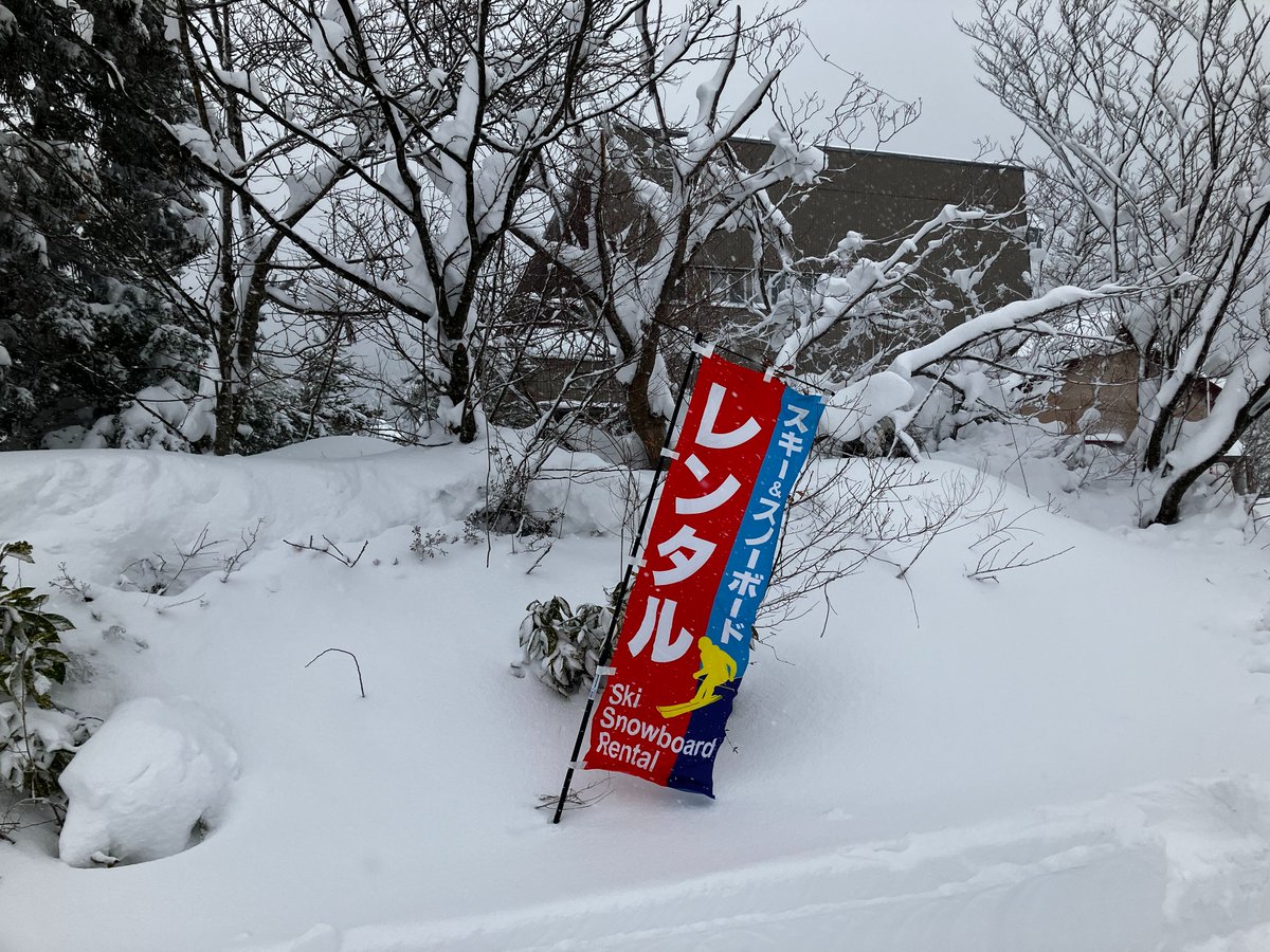 iouzen_ski's tweet photo. 【金沢市営医王山スキー場　ゲレンデ情報】

2026年1月24日（土）14：00現在

積雪　80㎝
雪質　粉雪
天候　雪
気温　1℃
滑走可能
・ファミリーゲレンデ

本日から営業開始です
ソリコース、ケータリングカー（土日祝）、レンタルスキーあります
ご来場お待ちしております
https://t.co/DcA9QUFNMx https://t.co/een1zJKnAf