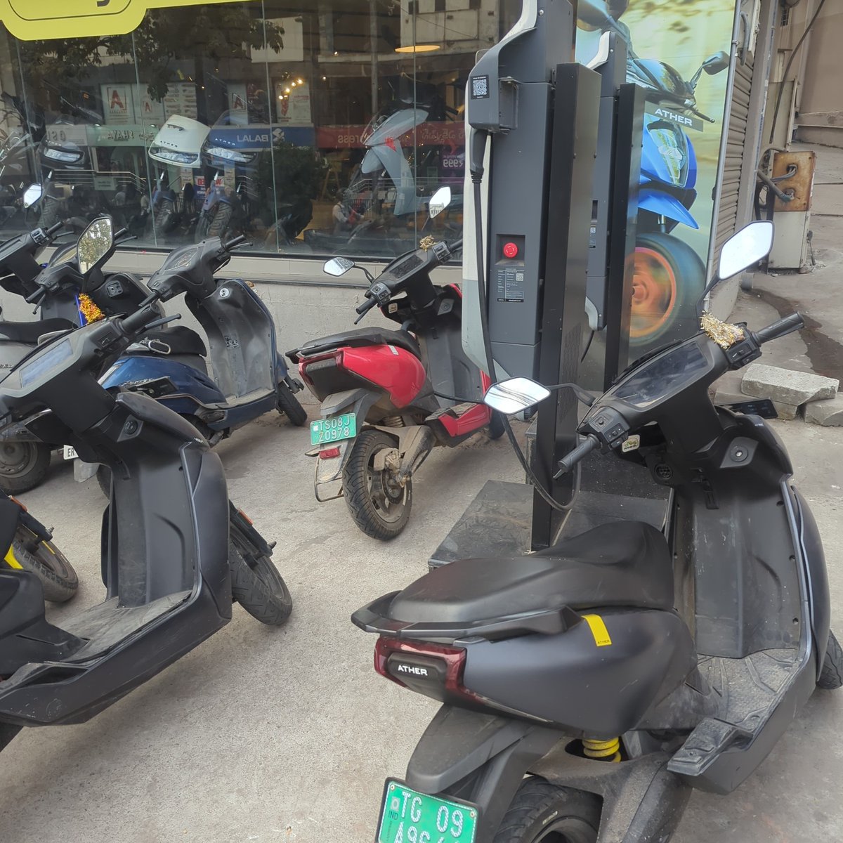 SKumarInTech's tweet photo. @atherenergy and @tarunsmehta 

Fuck you, charger will not work batter is 2.5 KwH not even giving 30km what a joke

This is the reason indians are not out of colonial mindset 
 
#scam #stayawayfromelectric 

Fuck you to @HeroMotoCorp for sponsoring this scam ass business.

Shame https://t.co/gQg70ynuK4