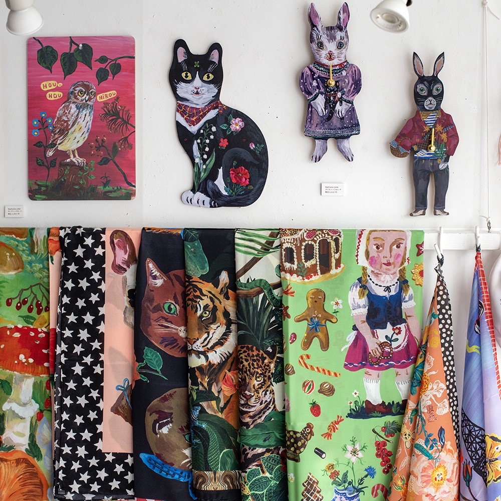 douxdimanche's tweet image. こんにちは！ギャラリー・ドゥー・ディマンシュ本日も6PMまでオープンしています

今日はオープン前の店内をパチリ📸
ナタリー・レテさんの作品たちが静かに出番をまっています
お近くにお越しの際は、どうぞ覗いてみてくださいね👀
2dimanche.shop-pro.jp/?mode=cate&amp;amp;cbi…