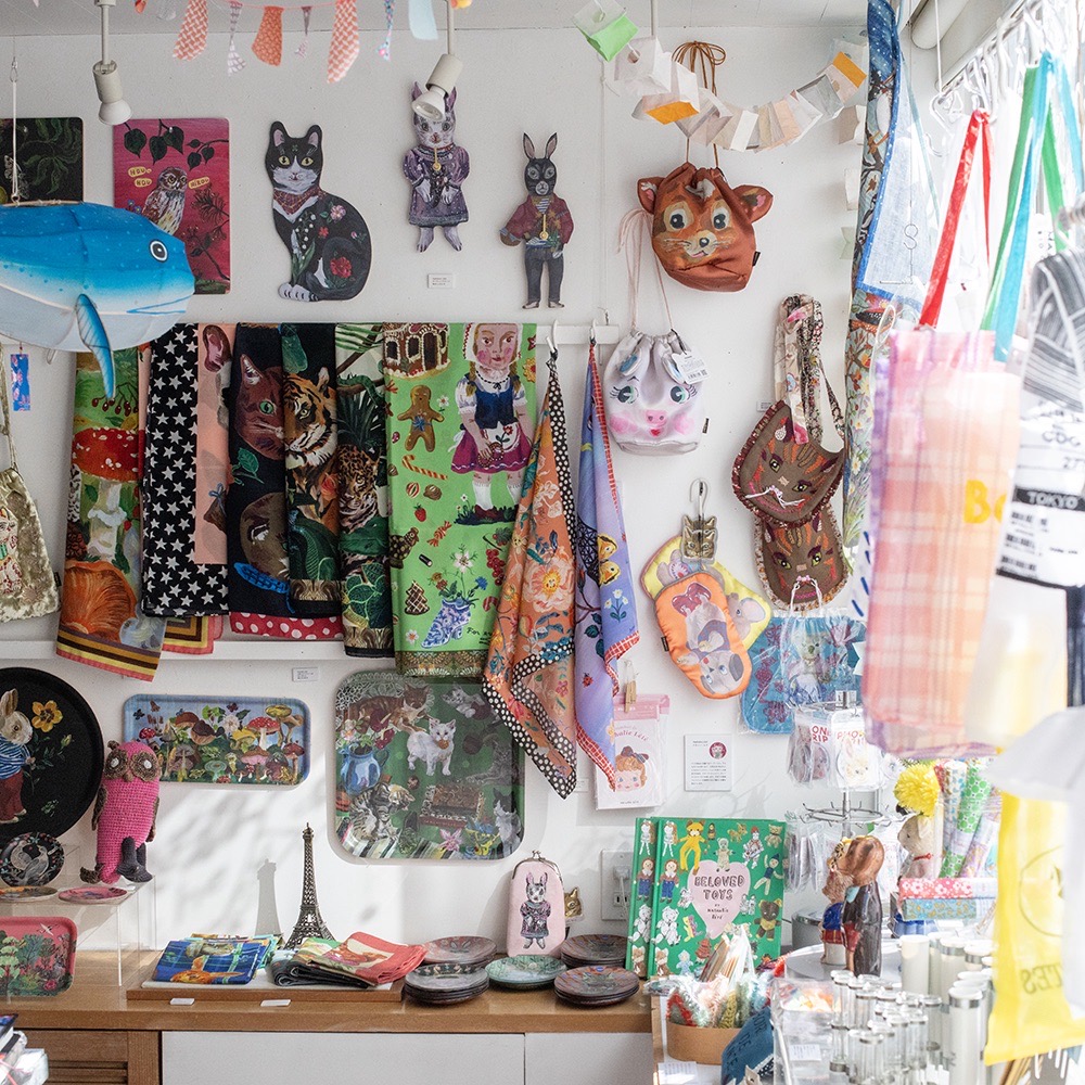 douxdimanche's tweet image. こんにちは！ギャラリー・ドゥー・ディマンシュ本日も6PMまでオープンしています

今日はオープン前の店内をパチリ📸
ナタリー・レテさんの作品たちが静かに出番をまっています
お近くにお越しの際は、どうぞ覗いてみてくださいね👀
2dimanche.shop-pro.jp/?mode=cate&amp;amp;cbi…