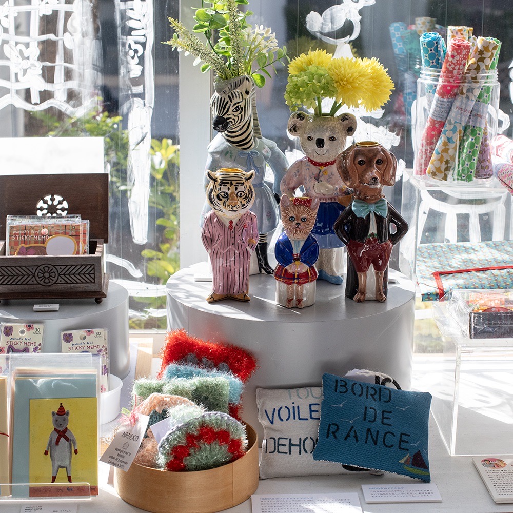 douxdimanche's tweet image. こんにちは！ギャラリー・ドゥー・ディマンシュ本日も6PMまでオープンしています

今日はオープン前の店内をパチリ📸
ナタリー・レテさんの作品たちが静かに出番をまっています
お近くにお越しの際は、どうぞ覗いてみてくださいね👀
2dimanche.shop-pro.jp/?mode=cate&amp;amp;cbi…