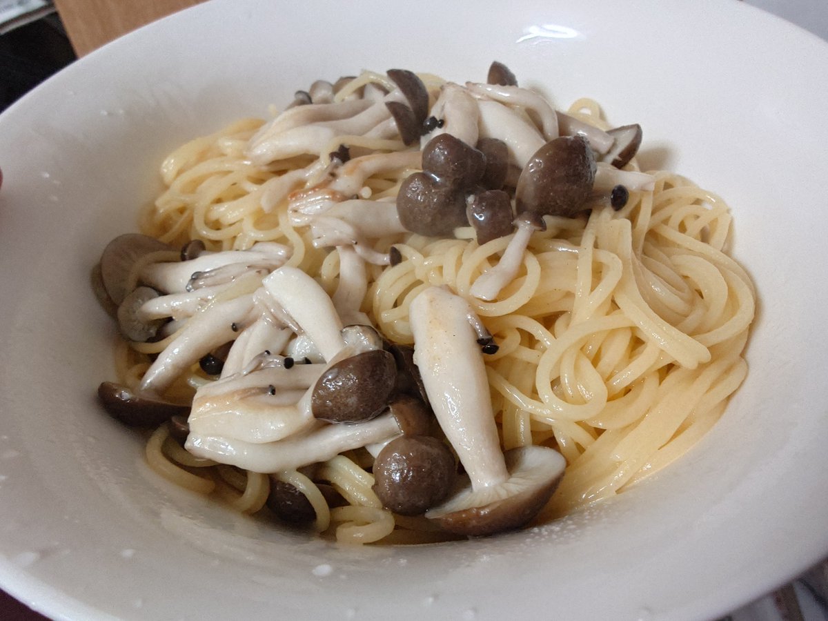 昼飯は、しめじバターのパスタ