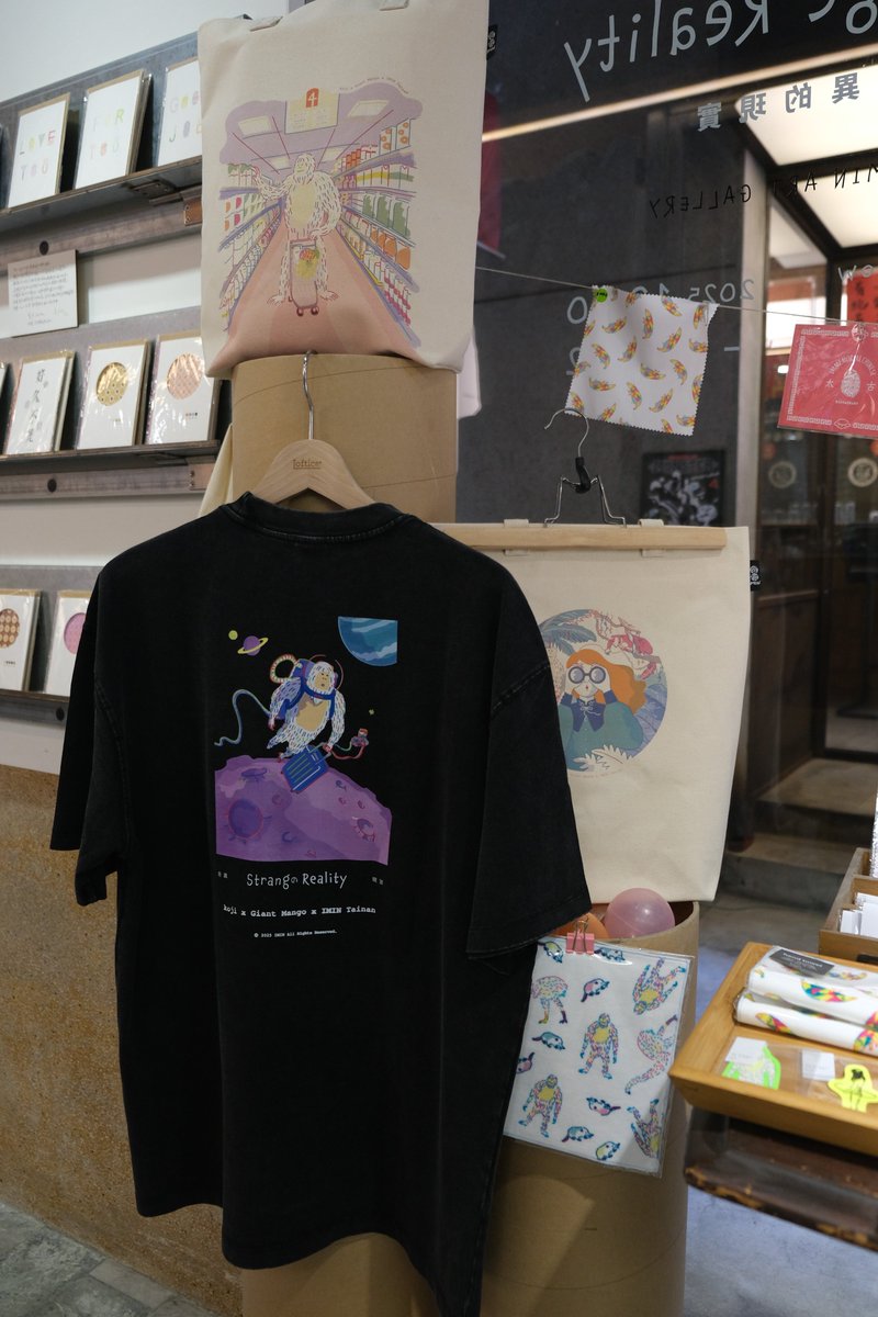 giantmangocom's tweet photo. Mango Art Company・Giant Mangoおすすめの作家kojiの初個展を台湾台南市のStableNice BLDG.ギャラリー にて開催中です！
Tシャツも販売スタートしました！
Strange Reality/奇異的現實@ StableNice BLDG.
https://t.co/dIH25JWIko
IMIN オンラインショップでも販売中です。
https://t.co/4htti0lKaW https://t.co/QNJR4Gr1xH