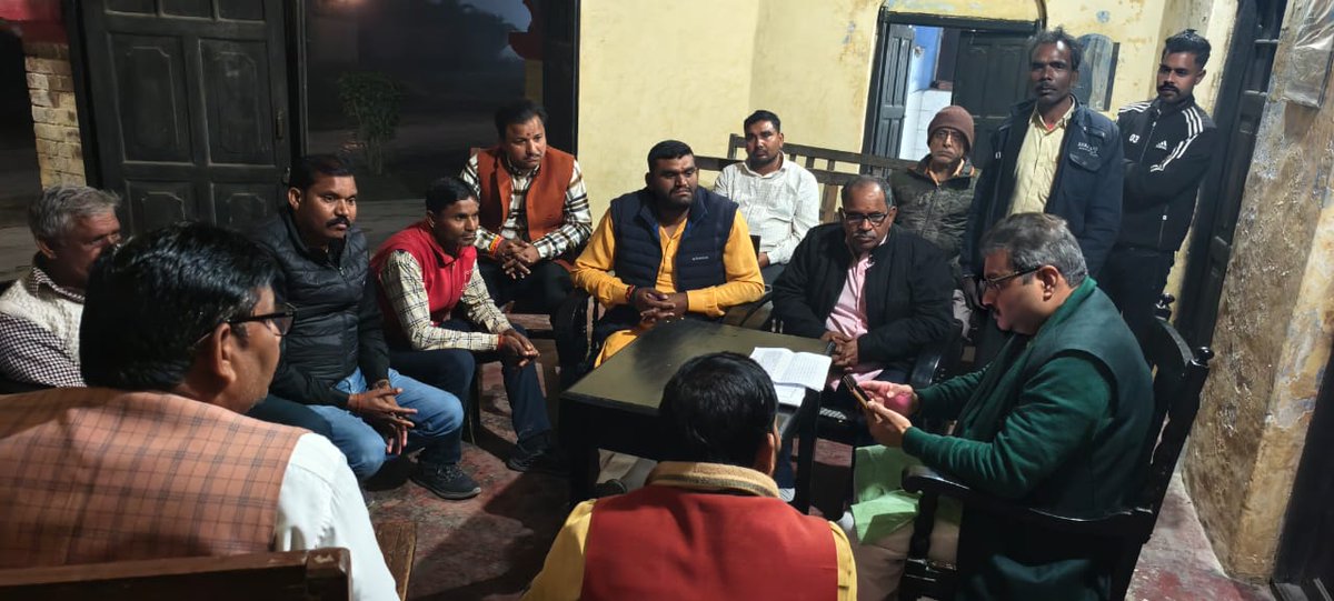 भाजपा शक्ति केंद्र झण्डीराज में जिला भाजपा के वरिष्ठ कार्यकर्ताओं की 'SIR' की अहम बैठक झण्डी कोठी में संपन्न हुई जिसमें भाजपा के जिला महामंत्री विनोद लोधी, शक्ति केंद्र प्रभारी रमेश चन्द्र तिवारी,  शक्ति केंद्र संयोजक खुशीराम लोधी सहित सभी बूथ अध्यक्ष उपस्थित रहे। 
बैठक में सभी