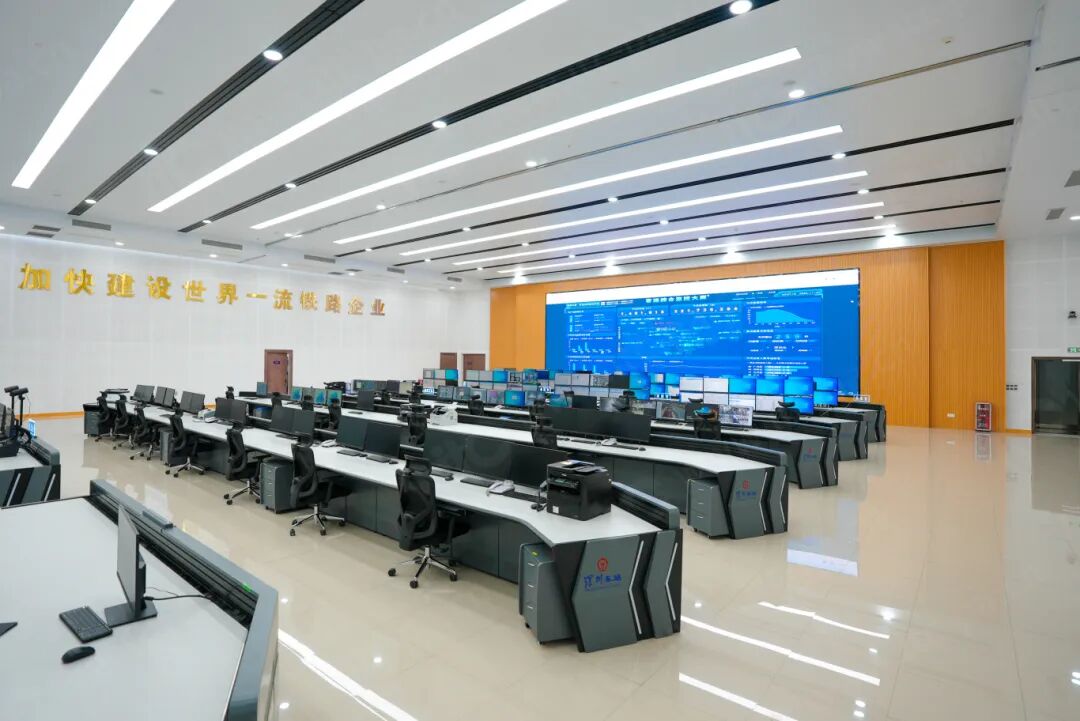GuangzhouITC's tweet image. 🚆 itc powered the smart command center at Shenzhen North Railway Station
✨ Provide 4K #ledscreen, railway #PA system, #prosound system, digital #conference system, and recording system
For more: itctech.com.cn
#audiovisual #speaker #prosound