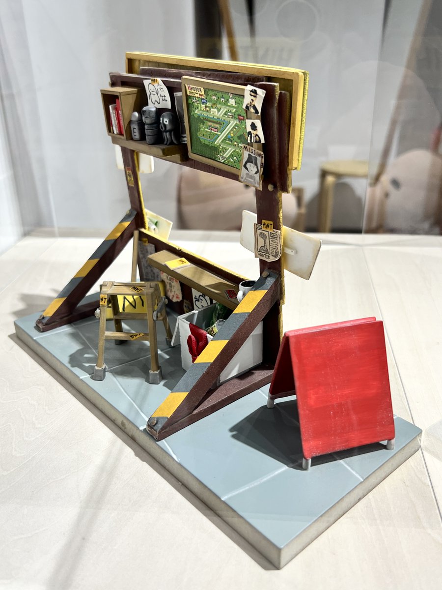 TOBICHI東京に特設された「ヒント屋」も今週末で見納めです。裏側のつくりこみなど、ぜひご覧下さいね。撮影可です。ちなみにこちらはMOTHERの立体物づくりで知られるロッキーロードさん（<a href="/road_rocky300/">ロッキーロード</a>）が特別に製作したフィギュアを元にしています。会場には元のフィギュアも展示していますよー。