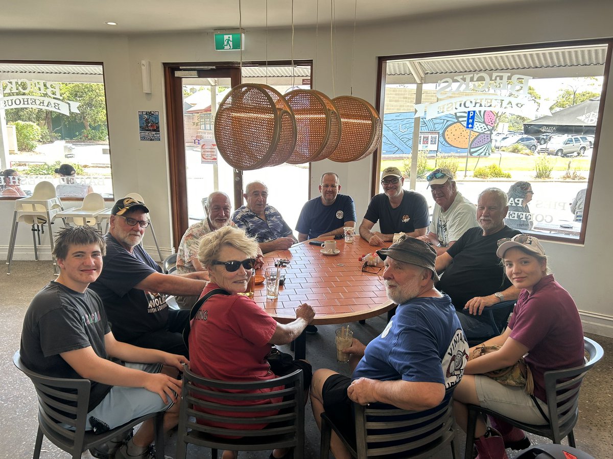 VintageScuba's tweet photo. Another cracking Dive Day at Port Noarlunga with the usual suspects 
Met at 8:30am to beat a 41° day, enjoyed a relaxed 45-minute vintage dive, and had twin-hose regs bubbling away as they should.
Packed up and finished it off properly at Bec’s Bakery with a pasty and a chst https://t.co/rjxw8IAx0Z