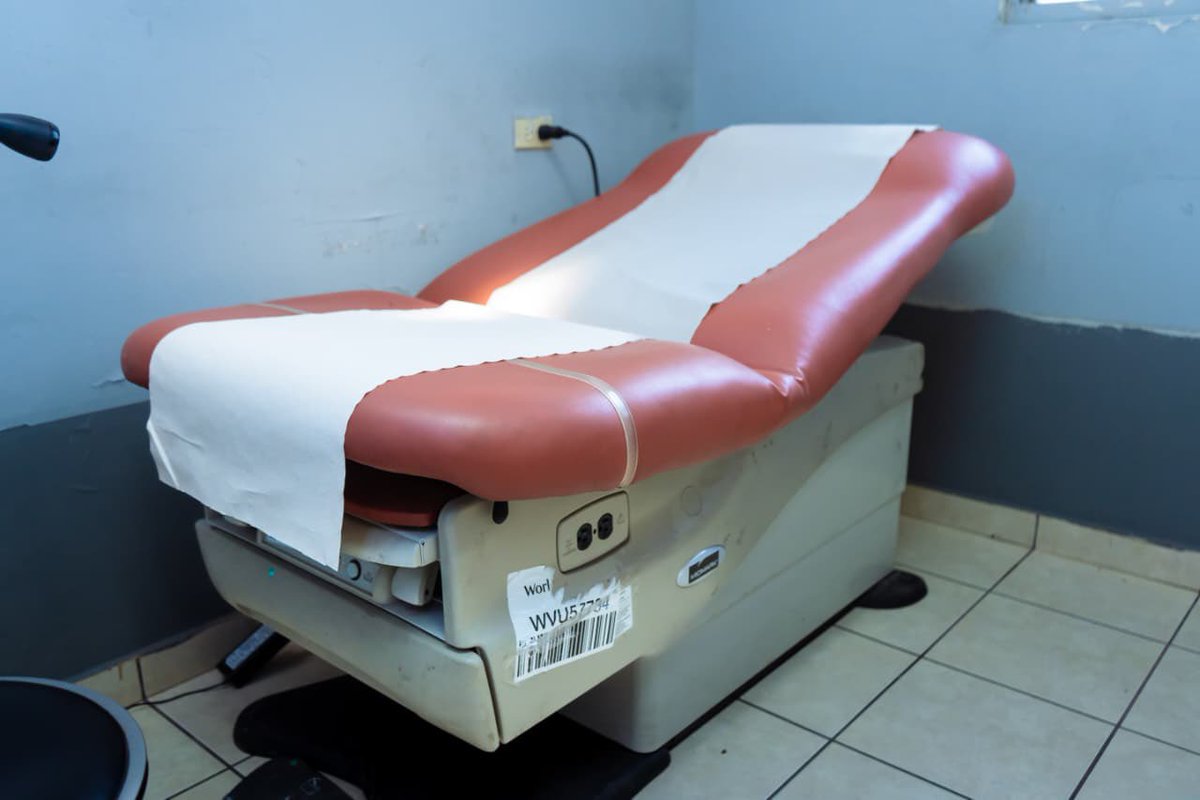 eduardogodoy89's tweet photo. Hoy realizamos la segunda entrega cama ginecológica en la unidad de salud del Distrito de Aguilares, con la visión de nuestro presidente @nayibbukele , quien nos ha mandatado a garantizar una atención digna y de primer nivel para la población. https://t.co/jozAxbXMgy