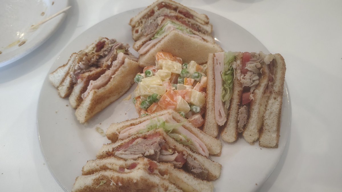 javoffm's tweet photo. #ClubSandwich
Entrada 1)
#LaParroquia
5/10
•Ensalada de papa muy x 
•La pierna estaba buena 
•Lo demás muy común https://t.co/dJaIJnlQcJ