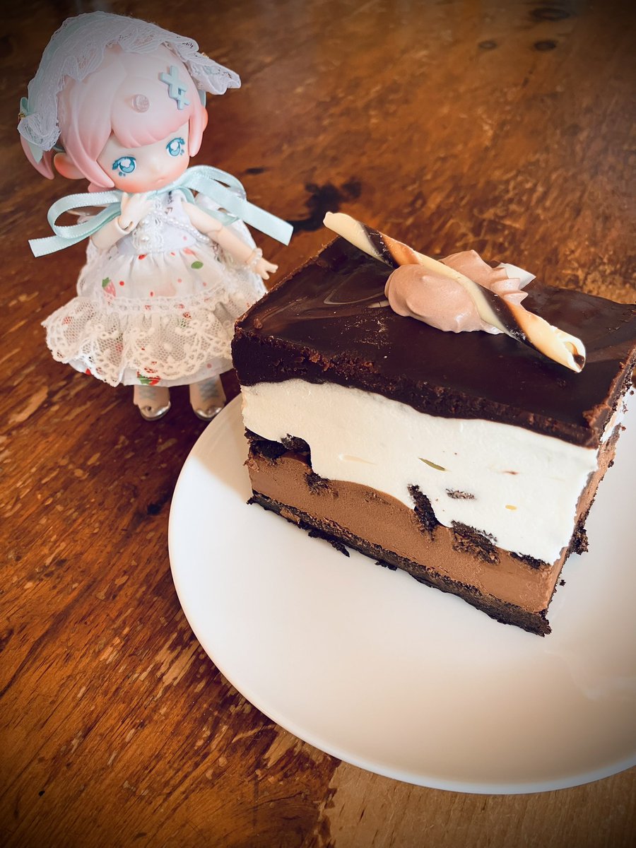 mannakasandayo's tweet photo. コストコ退会するのでデカいケーキ買った！これはそれをカットしたやつ！
#アンティーユ https://t.co/577yiYZ841