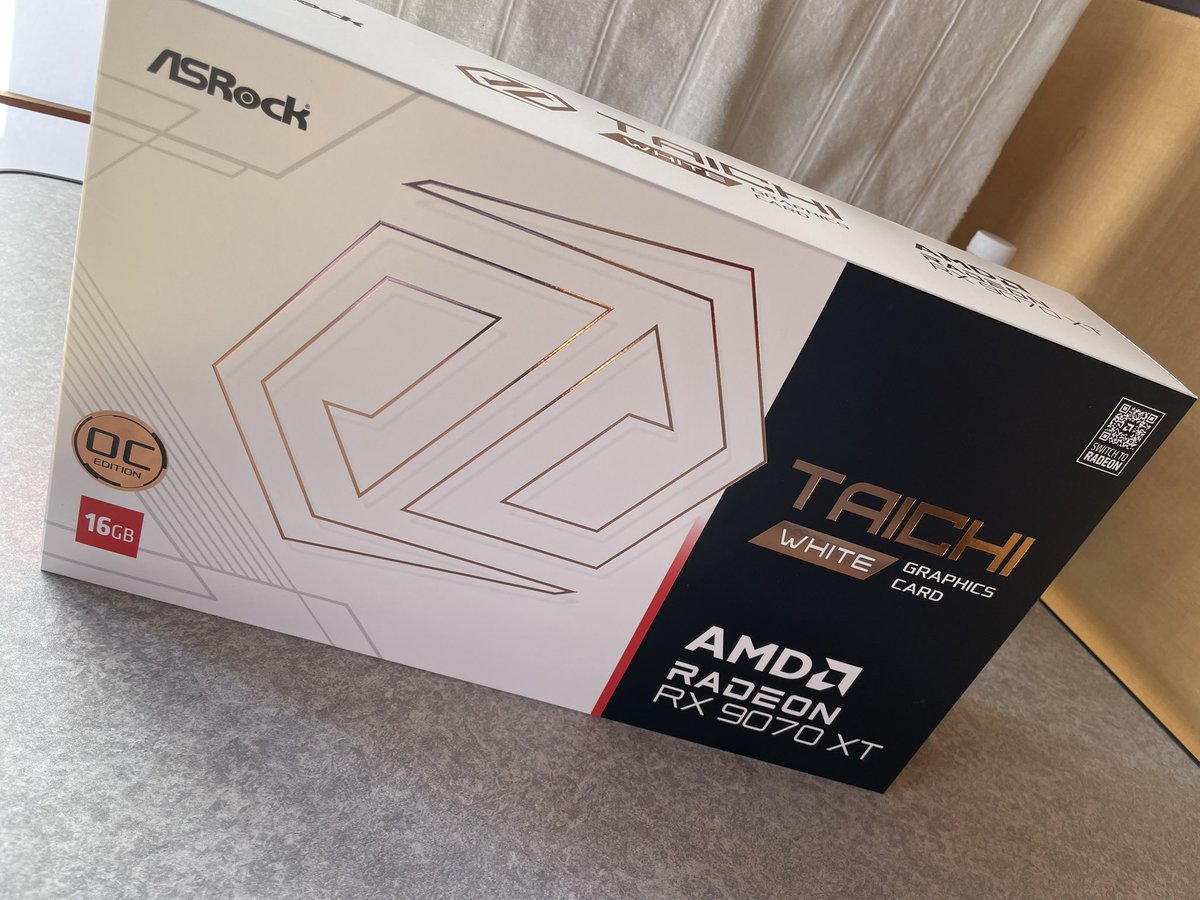 sunphony1985's tweet image. dスパラさん仕事が早すぎるw
もう届きました＼(^o^)／

昨年末くらいにアリエクでyestonの9070xt買ったばっかなんだけどね／(^o^)＼

#ASRock #9070XT #Taichi