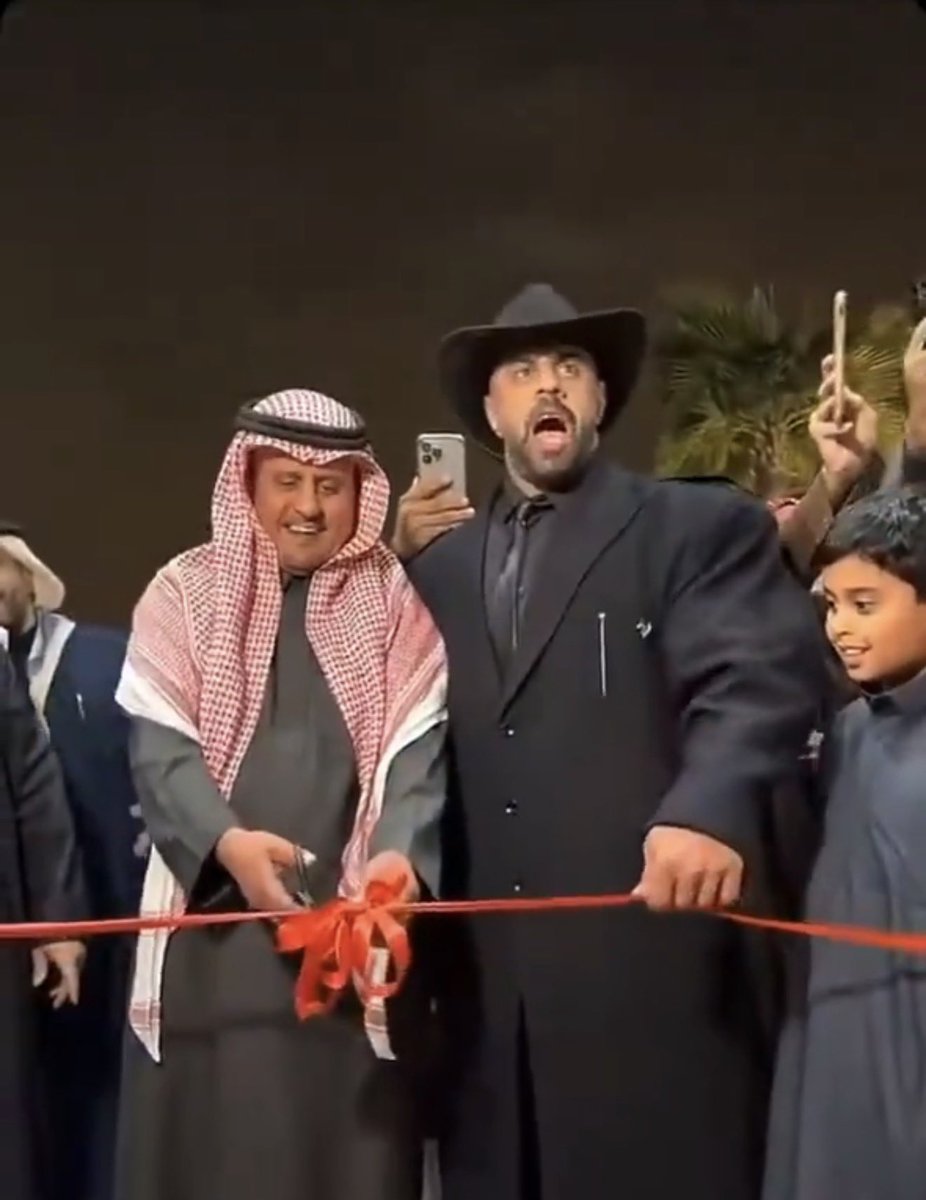 لكل شخص عنده شك لين الحين بتأثير المؤثرين اللي عليهم الكلام .. وكلامي عن المؤثرين مو عن المشاهير كل من هب ودب سمه نفسه مشهور .. يشوف افتتاح نادي شبوف ، ويشوف قوة التأثير .. 

ابو ربيعة ماهو مشهور .. مؤثر على مستوى الوطن العربي كامل ، وكل المؤثرين اللي حضروا ما قصروا 👏🏻♥️