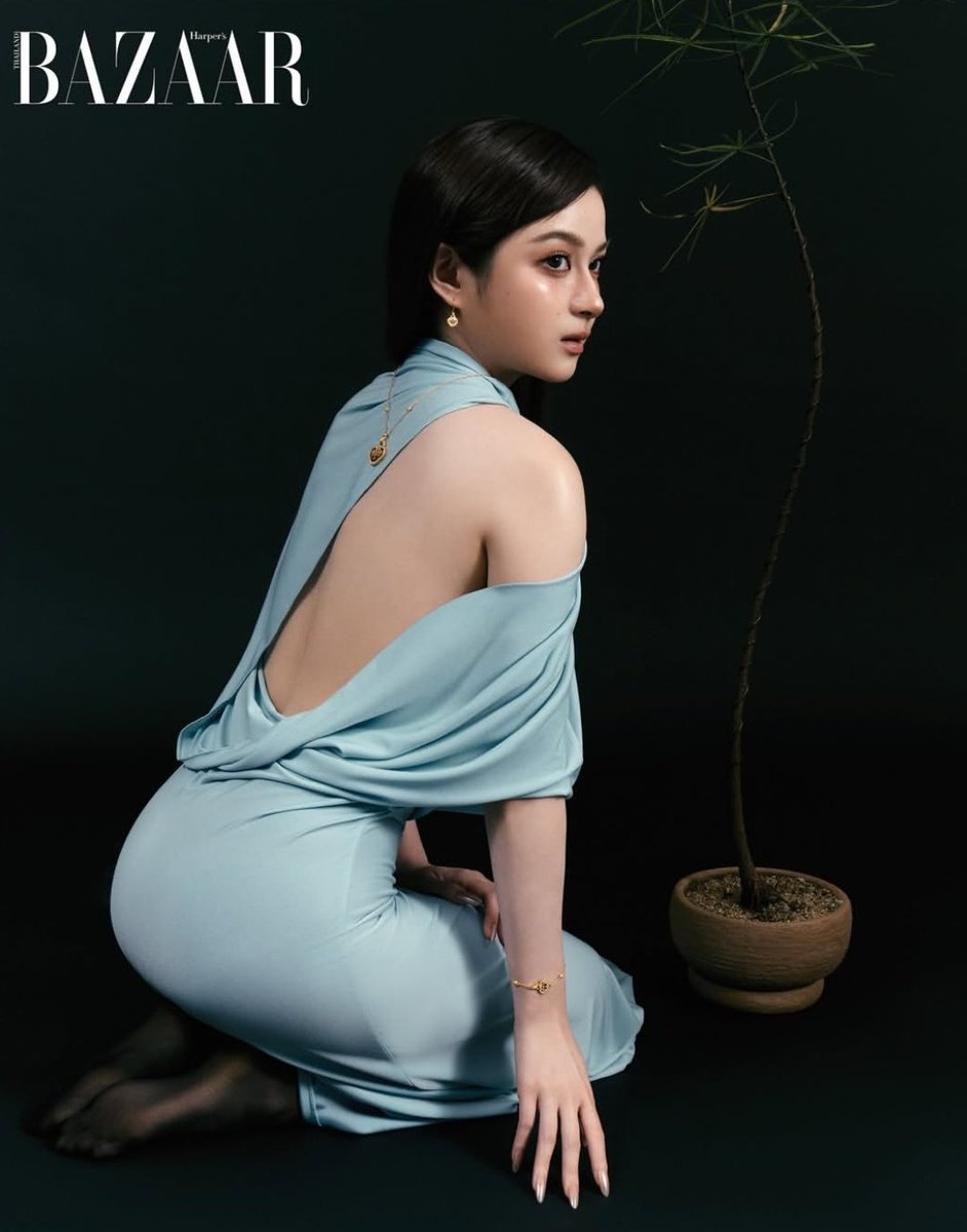 pprimii's tweet image. chanikarn, who gave you permission to expose your back and pose with the focus on your back like that 😭😭😭😭??????

 WHO GAVE YOU PERMISSION?🫵🏻🫵🏻🫵🏻

#primiily @primiily1_ 
#ChowTaiFook
#BAZAARThailand