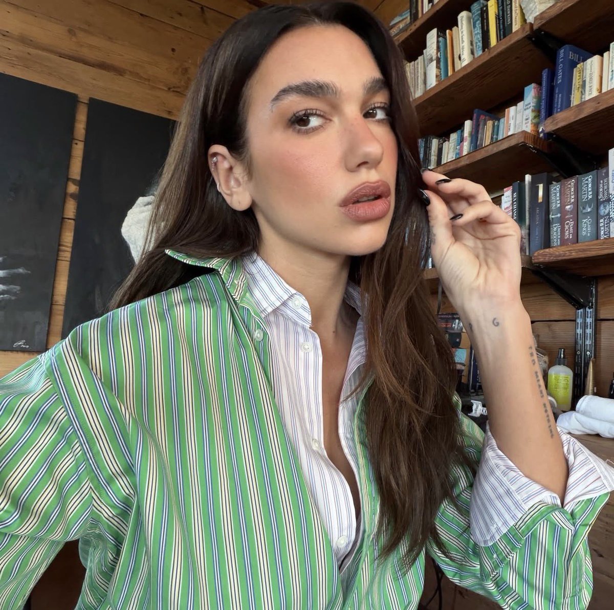 arixolin's tweet photo. یکی از سلبریتی هایی که بدون وقفه داره در مورد ایران اطلاع رسانی میکنه Dua Lipa ست.

یادمون بمونه چه کسائی از هر پلتفورمی که داشتن استفاده کردن برای فریاد زدن در مورد جنایات جمهوری اسلامی.

 #IranMassacre‌ https://t.co/rGaT7UhMGt