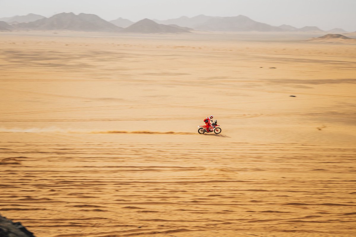 世界最高峰の舞台――ダカールラリー。
それは、長年胸の奥で燃やし続けてきた夢でした。

ついに挑戦が叶い、
7,983kmを走り切って完走。
これ以上ない、最高の結果です。

正直、想像を超える過酷さで
「これがダカールか…」と何度も思い知らされました。
それでも、諦めなかった。