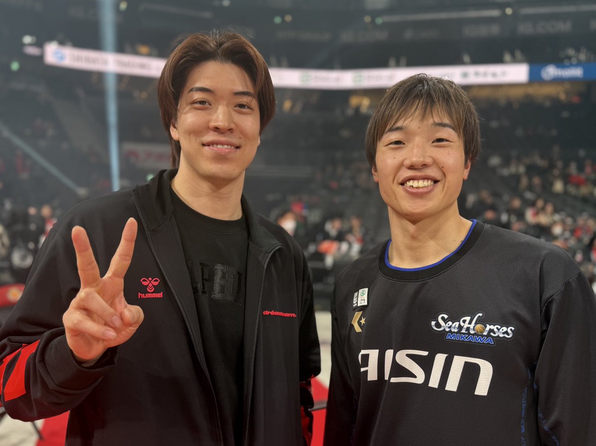 東海大学組がお側に…！とカメラを向けたら『彼は高いんだから〜😑』と