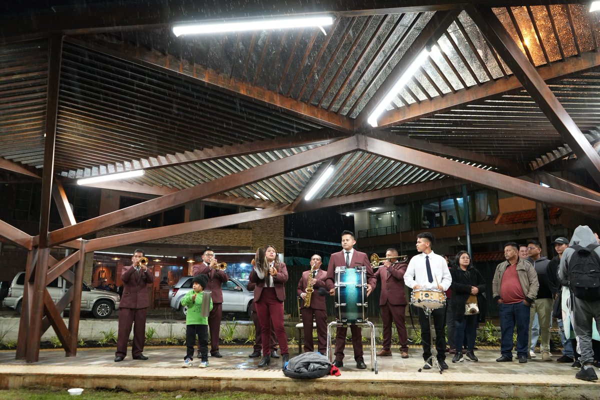 👉 Hoy, nuestro prefecto, Jota Lloret, participó en la inauguración del Parque La Cuadra, en la parroquia Baños.

👷‍♂️ Esta obra se ejecutó mediante contrato con la Empresa Pública Asfaltar EP, como parte de su portafolio de servicios, 

#AzuayPrefectura
#JotaLloretPrefecto