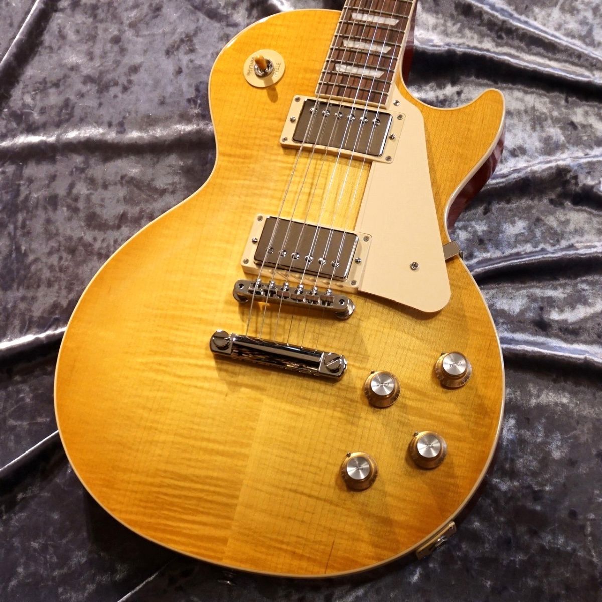 GCLUB_TOKYO's tweet image. 【おすすめ個体！】
Gibson Les Paul Standard '60s Figured Top Unburst #226150015 [3.92kg]

軽量でクールな杢目。
ハイミッドが強調された
ブライトなサウンド！
shop.kurosawagakki.com/items/2944190
kurosawagakki.com/sh_g_club/inde…
#gibson #lespaul #60s #unburst
#guitar #gclubtokyo
