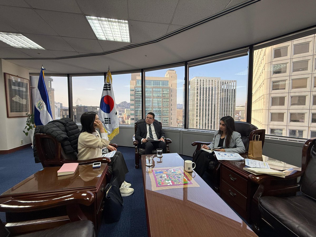 Sostuvimos una reunión con la Agencia de Corea para el Avance de la Tecnología institución (KIAT) con la que nos encontramos ejecutando un proyecto de Smart Factories para robustecer a la industria nacional y una iniciativa en materia de energía para fortalecer la red nacional.