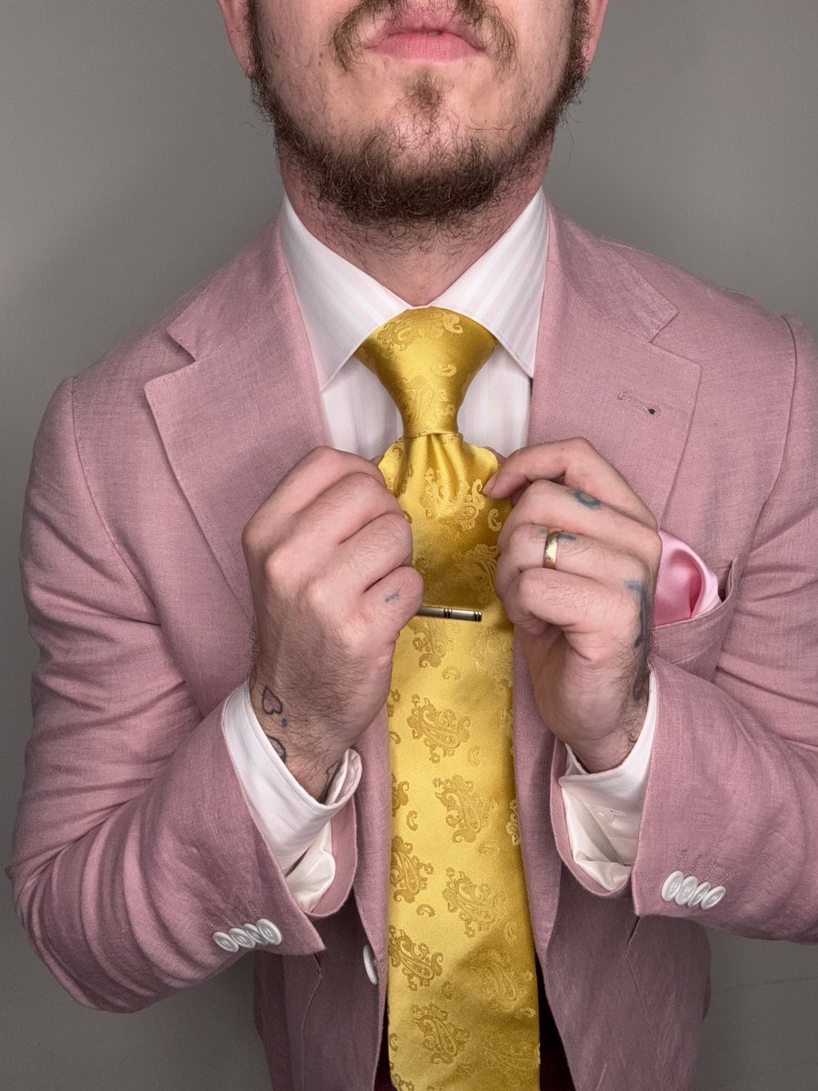 Suitfetish tweet media