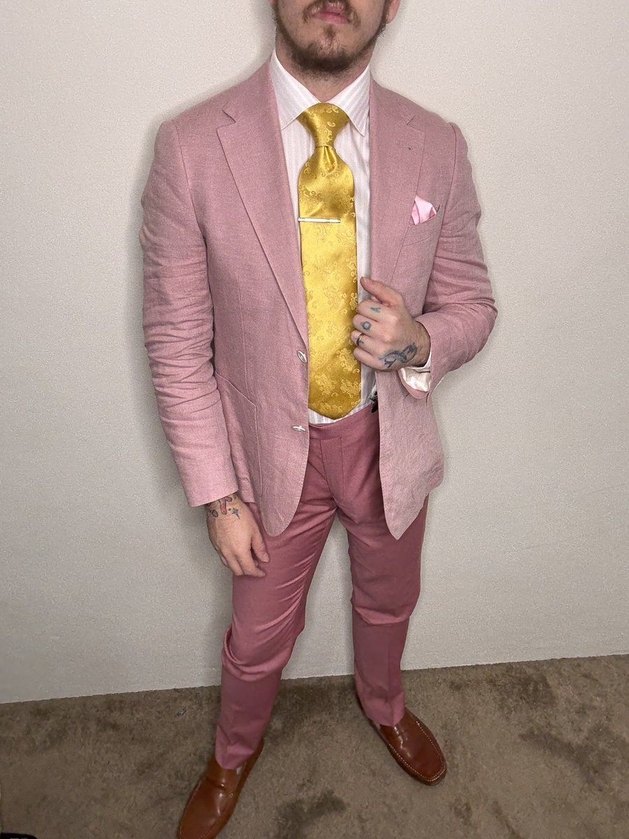 Suitfetish tweet media