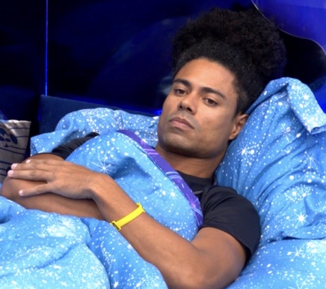 QGdoPOP's tweet image. Breno: "Você tem amigos gays?"  

Matheus: "Não. Minha namorada tem."  

Breno: "Você conviveu muito com pessoas gays?"  

Matheus: "Minha namorada convive bastante, mas eu não." #BBB26