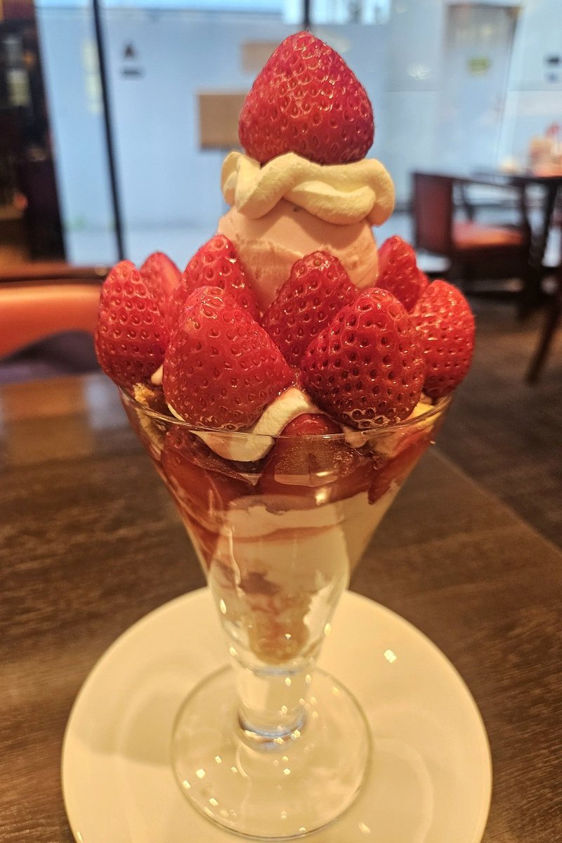 今年は食べに行くぞ！と決めていた神戸風月堂元町本店のあまおうパフェ。
美味しかったな～
さて今日はまずヴィヴィアン展示会だー！！