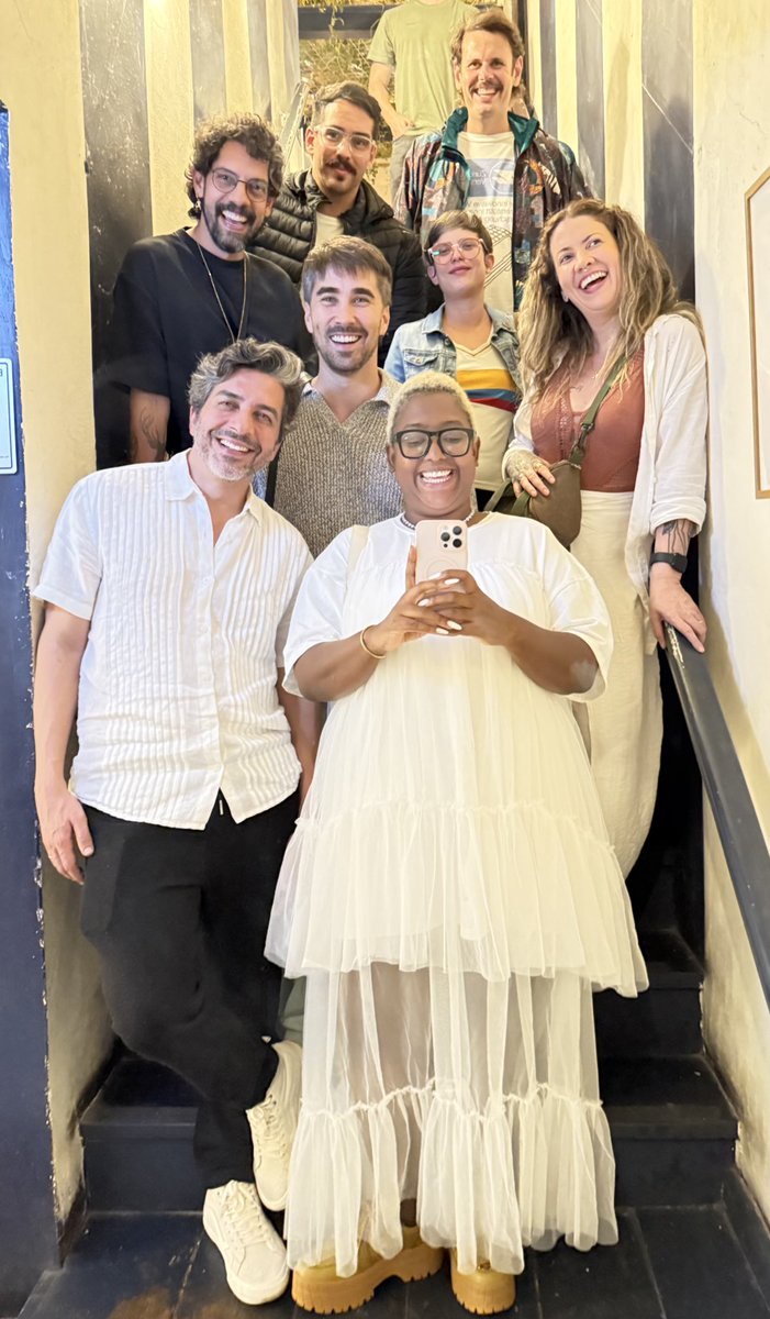 DandaraPagu's tweet photo. Hoje resolvi sair com meus amigos brancos.
O que prova que eu não sou racista reversa. Eu até tenho amigos brancos e minha avó era branca, então eu trato eles normalmente.
Mas eles nem são tão brancos assim.
Fora que branco, quando é educado, nem parece branco, né? Também Branco bonito é diferente, né? Mas é isso não vejo cor, 
vejo pessoas.E vamos falar! 
Racismo reverso, hoje em dia, é vitimismo.