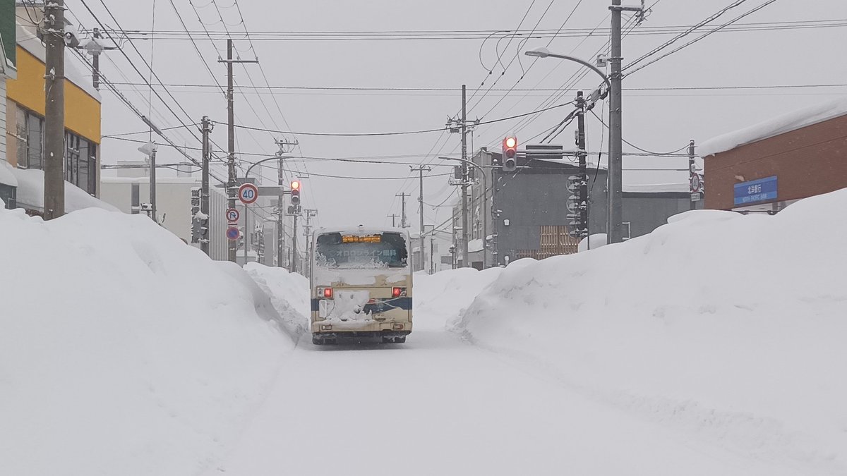 enganbus's tweet image. 【お知らせ】
令和8年（2026年）1月24日（土）12:30発表。
留萌市内の除排雪未整備により走行が危険なため、郊外線各路線は、このあと13:00より留萌市中心街の乗り入れを休止します。「留萌十字街」「錦町」「開運町2丁目」には停車しませんのでご注意ください。（続く）　#沿岸バス