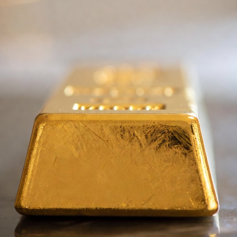 RonManX's tweet image. Gold priced in dollars over time:

1900: $20.67
1950: $40.25
1975: $139.29
1985: $327.00
2005: $444.84
2015: $1,160.10
2026: $4,983.10
Same ounce of gold.
What changed wasn’t the metal.
It was the purchasing power of the dollar.
That decline is gradual, then sudden.
Nothing stops…