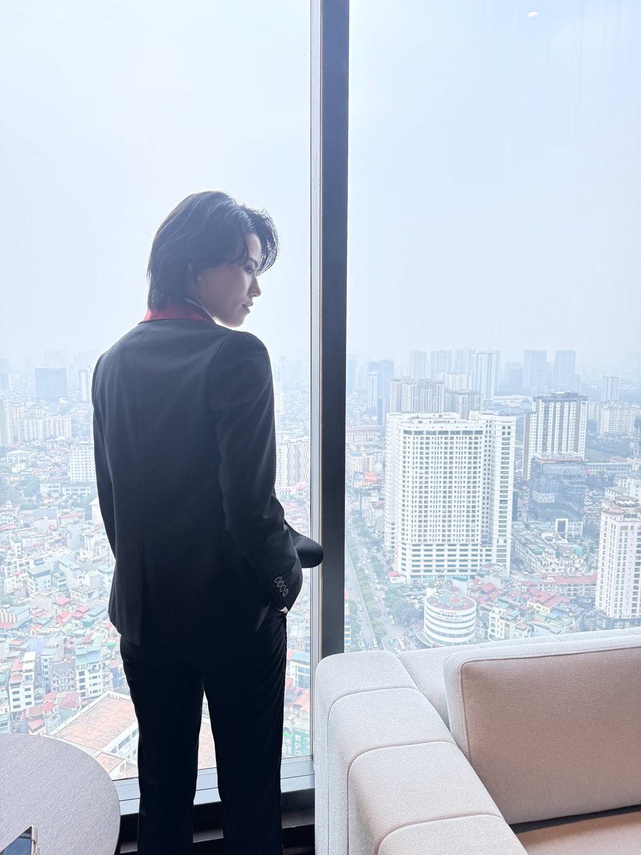 hiryu_tsukasa's tweet photo. 1月31日までWorld Codeの新春グッズ福袋が販売されています🎍✨
ぜひチェックしてみてください🥳
https://t.co/OnCwomdgfx

御曹司な雰囲気で撮ってもらえた写真
Instagramにはこの内2枚を載せました✌️
どれが好きですか？
#飛龍つかさ https://t.co/hefuoBHkbU
