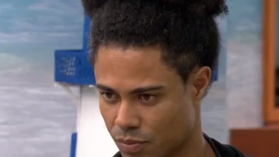 Matheus: "Minha namorada é feminista."
Breno: "Voce ter uma namorada feminista não te faz não ser machista." #BBB26