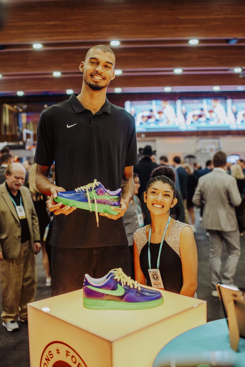 It was about showing up for the city that shows up for them!👟💙
Tonight the players helped raise money for Spurs Give, helping us continue to give back to the community we know and love!
San Antonio, this is for you. 🖤🤍