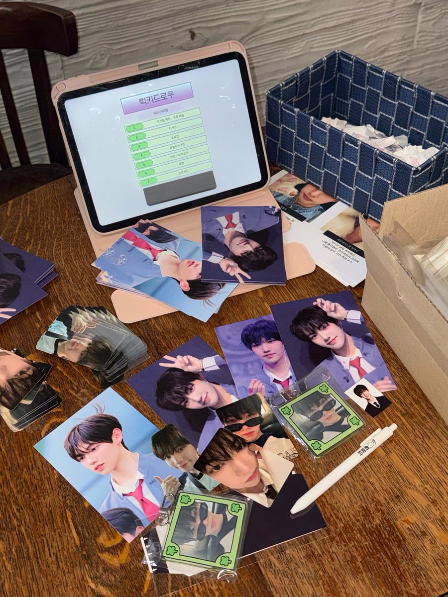 suxiaze's tweet photo. 카페 1일차 오픈했습니다!

럭드 1회 2,500
���크릴액자 / 티셔츠 / 슬로건 / 키링+티어오프 / 증명사진 / 볼펜 / 포토카드

럭드 3회 -> 엽서세트 증정

기본 특전 - 포스터 + 포카 + 엽서
쿠키 특전 - 투명포카 + 증명사진 + 인생네컷 프레임

많은 발걸음 부탁드립니다🐰♡ https://t.co/rVaOAluSml
