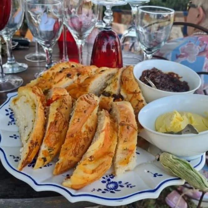 KameelHuise's tweet photo. Good morning friends
Olive and pesto bread baked at the #dievoormanshuis. Serviced with onion #marmelade.
Late afternoon spoils.
#homebaked #sourdoughbread
#kameelhuisetussenspore #Route377 #Noordwes https://t.co/2tyvDRxfBj