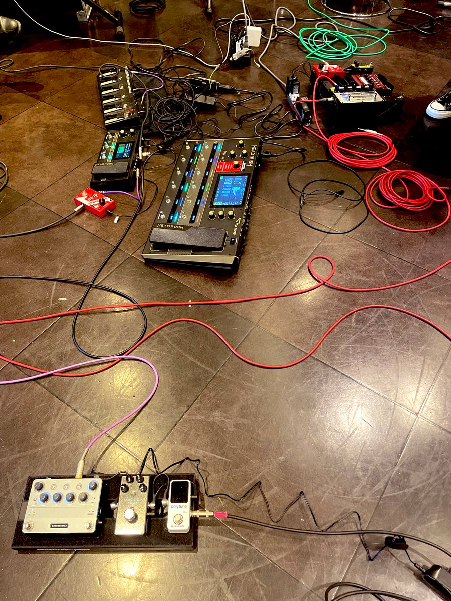 本日ライブ前の調整。
全体リハーサル前に竿隊は音作り。

配線が大渋滞🔌🔌🔌 🔌🔌🔌🔌
⚡️⚡️⚡️